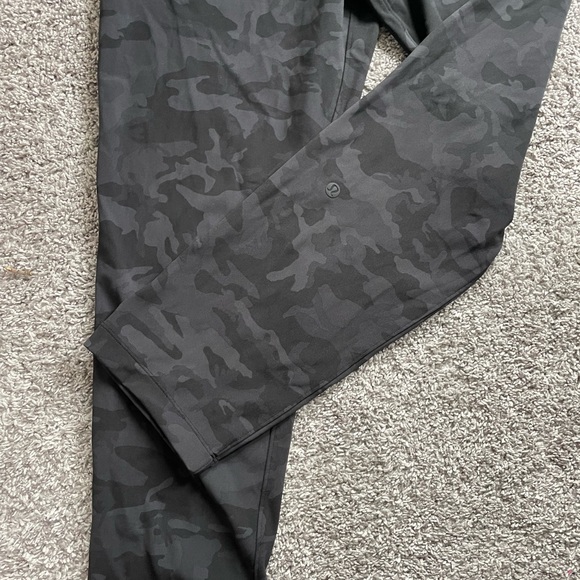 Lululemon On the Fly 7/8 Pant (Camo black) - Picture 5 of 6